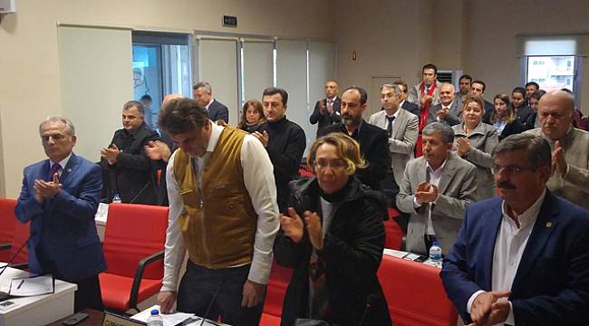 Belediye Meclisinde Alkışlı Protesto