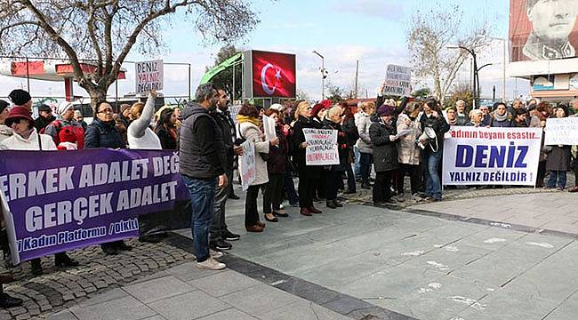 Dikili’de Kadınlar Tacize Karşı Sokaktaydı