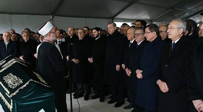 Hıncal Uluç: Bahçeli Cenazede Mesut Yılmaz'ı Kenara İtmiş, Erdoğan'ın Yanına Yapışmış!