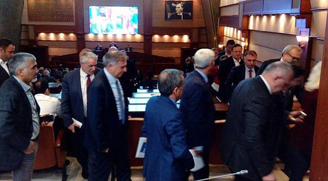 İBB Meclisi'nde Protesto! Salonu Terk Ettiler...