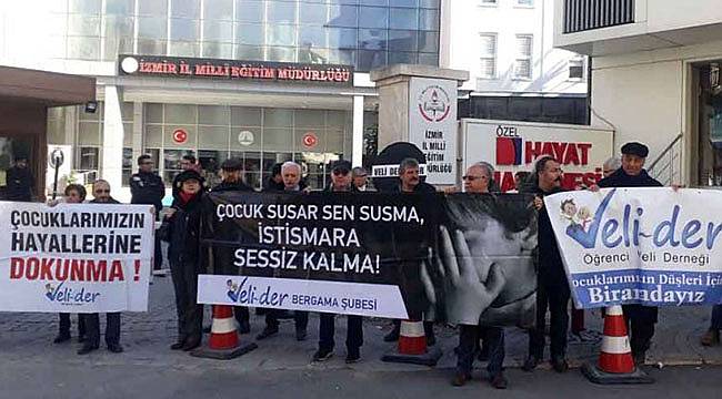 İzmir'de Veliler, Milli Eğitim'e Siyah Çelenk Bıraktı