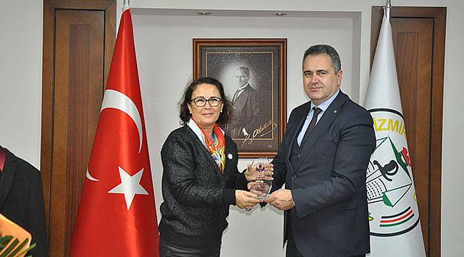 Kadın Derneklerinden Baro Başkanı Av. Aydın Özcan'a Plaket