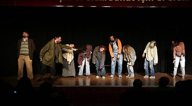 Sahaya Değil Sahneye Çıktılar