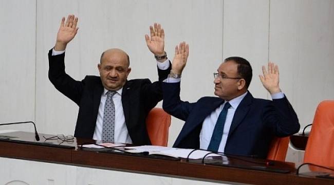 Tanrıkulu’ndan İki Elle Oy Veren AKP’li Bakanlara: Meclis'te Teslim Aldık