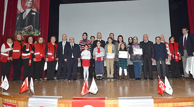 Türk Kızılayı Foça Şubesi Ödül Töreni Düzenledi