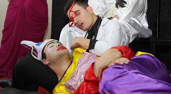 Bayraklı’da kahkaha dolu tiyatro oyunu