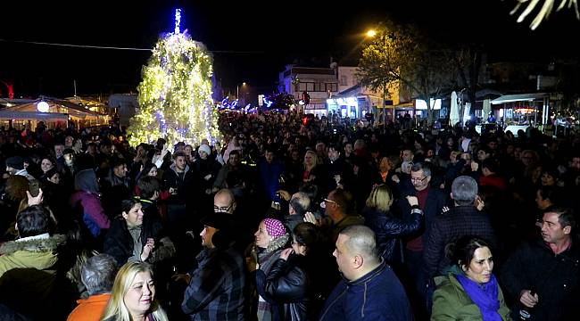 Foça’da yeni yıl, Demokrasi Meydanı’nda karşılandı...
