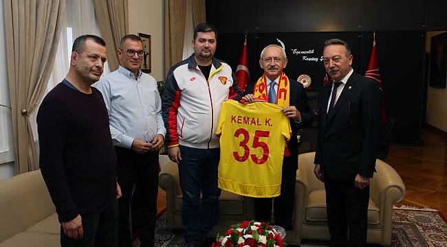 Göztepe Taraftar Grubu Kılıçdaroğlu’na Forma Hediye Etti