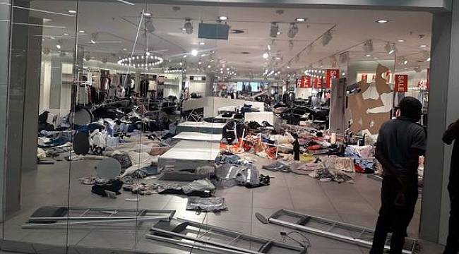 Irkçı reklam yüzünden Güney Afrika'da H&M mağazasına saldırdılar
