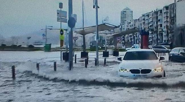 İzmir'de deniz taştı, hayat felç oldu