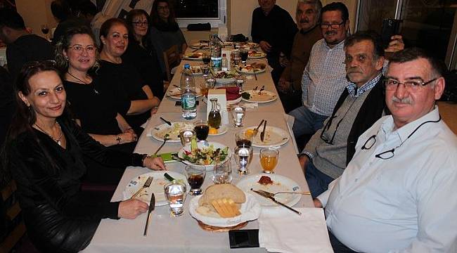 KARŞIYAKALI KANARYA SEVERLER YENİ YIL YEMEĞİNDE BİR ARAYA GELDİLER