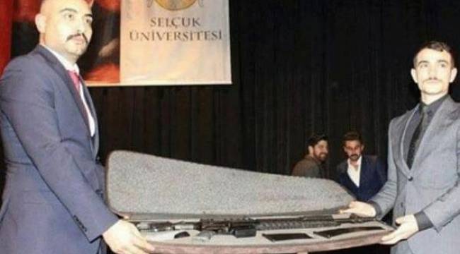 Ülkü Ocakları'nın üniversite etkinliğinde uzun namlulu silah hediye edildi