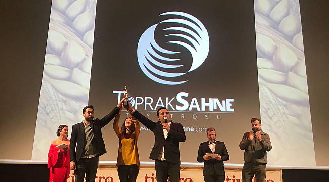 Urla’nın tiyatrosu Toprak Sahne’ye Başarı Emek Ödülü