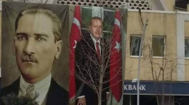 'Açım aç' diye bağırıp Erdoğan posterini indiren yurttaş gözaltına alındı!