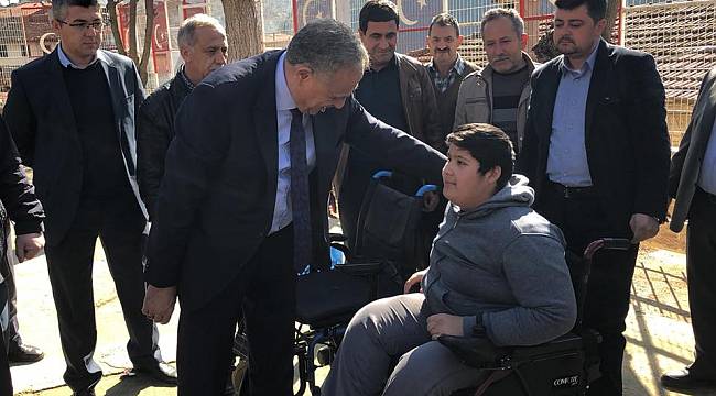Başkan Mahmut Badem söz verdiği akülü sandalyeyi teslim etti
