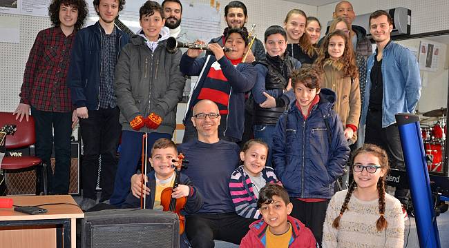 BERGAMA’DA MÜZİK YOLCULUĞU USTA MÜZİSYENLERİN EĞİTMENLİĞİNDE BKHMM’DE DEVAM EDİYOR