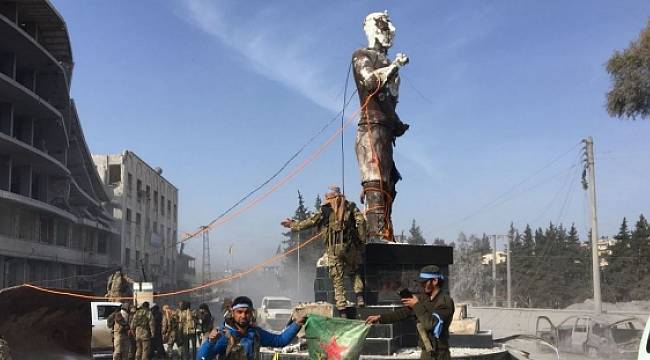 Afrin'e giren ÖSO birlikleri, Demirci Kawa heykelini devirdi