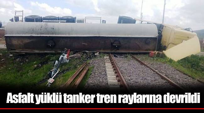 Asfalt yüklü tanker tren raylarına devrildi