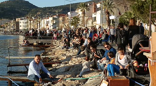 Foça'da hafta sonu yaz kalabalığı