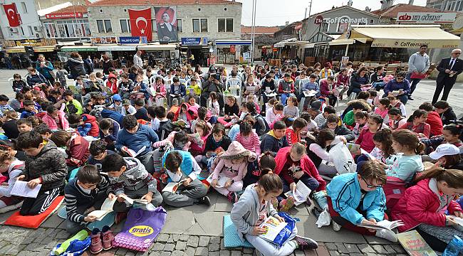 Foça Demokrasi Meydanı’nda kitap okuma etkinliği