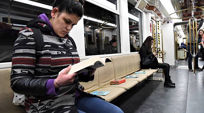Metro yolcularına hediye kitap