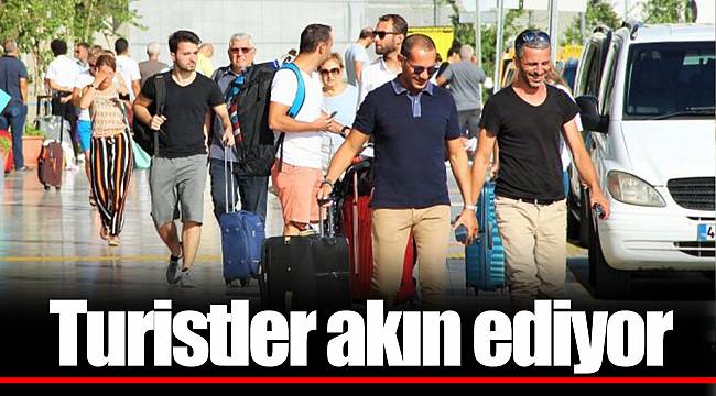 Turistler Antalya'ya akın ediyor