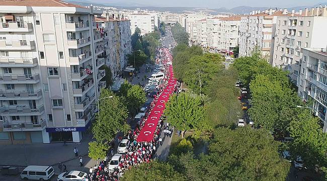 BAYRAKLI&#039;DA BİNLERCE KİŞİLİK KORTEJ YÜRÜYÜŞÜ