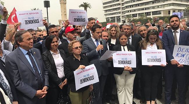 CHP İzmir Örgütü Konak Meydanı’nda oturma eylemi yaptı