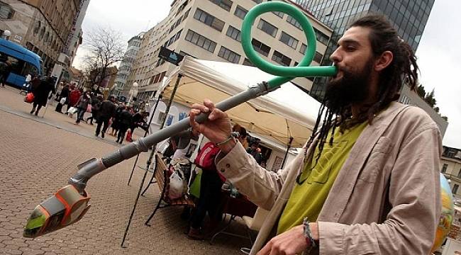 İş stresinden kaçmak istedi; elektrikli süpürge hortumuyla müzik yapıp Avrupa'yı geziyor