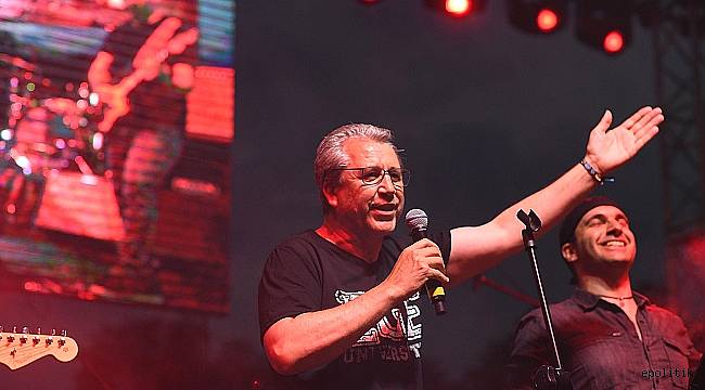 Bıyıkları Kesen Rektör Hoca Şimdi de Rock Star Oldu