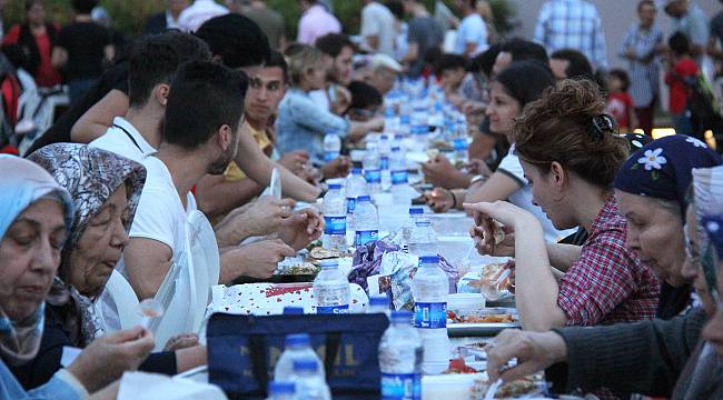 Buca’da ilk iftar Kasaplar Meydanı’nda