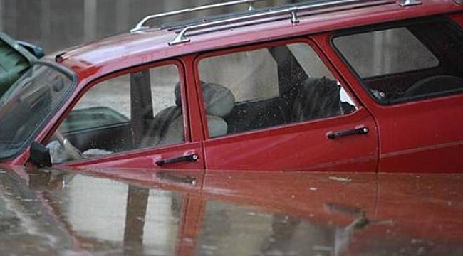 Bursa'da sel; evleri su bastı, araçlar mahsur kaldı!