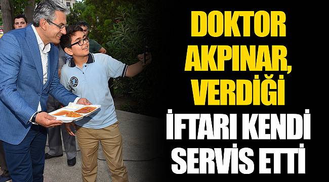 DOKTOR AKPINAR, VERDİĞİ İFTARI KENDİ SERVİS ETTİ