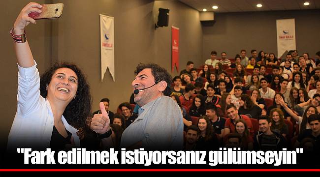 "Fark edilmek istiyorsanız gülümseyin"