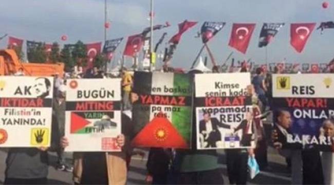 Kimse farketmedi; Saadet Partili gençler Yenikapı'daki mitinge bu dövizlerle geldi