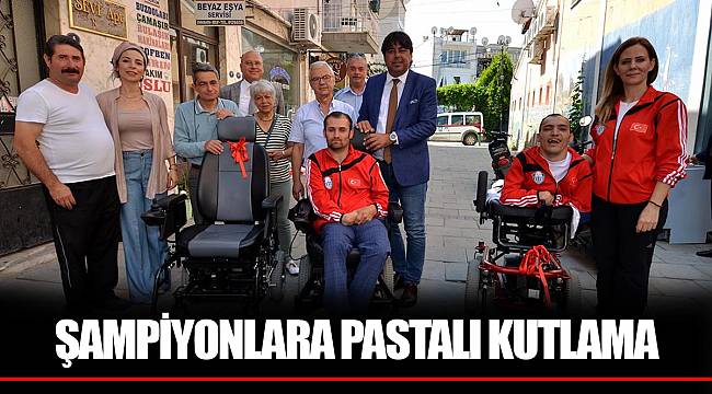 ŞAMPİYONLARA PASTALI KUTLAMA