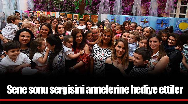 Sene sonu sergisini annelerine hediye ettiler
