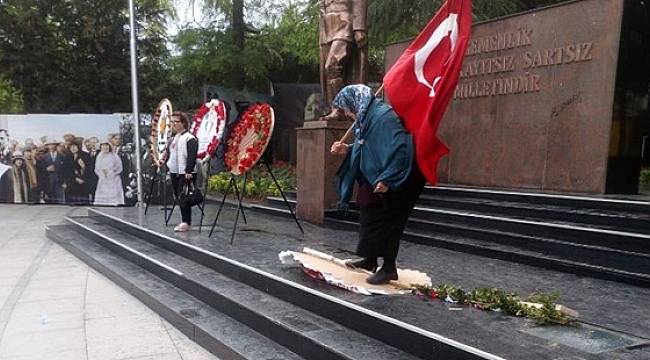 Tekirdağ'da bir kadın HDP ve CHP çelenklerine saldırdı