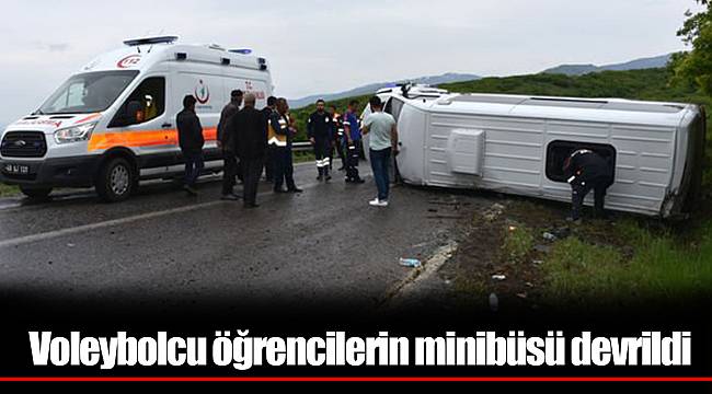 Voleybolcu öğrencilerin minibüsü devrildi: Çok sayıda yaralı