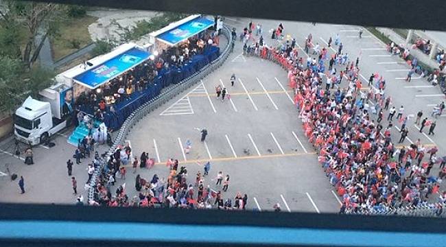 AKP Genel Merkezi önünden: Balkon konuşması için hazırlık yapılıyor