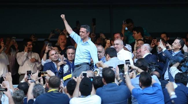 Ali Koç ve yönetimi mazbatasını alıyor