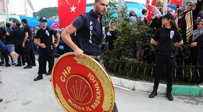 Asker cenazesinde CHP'nin çelengi camiden götürüldü