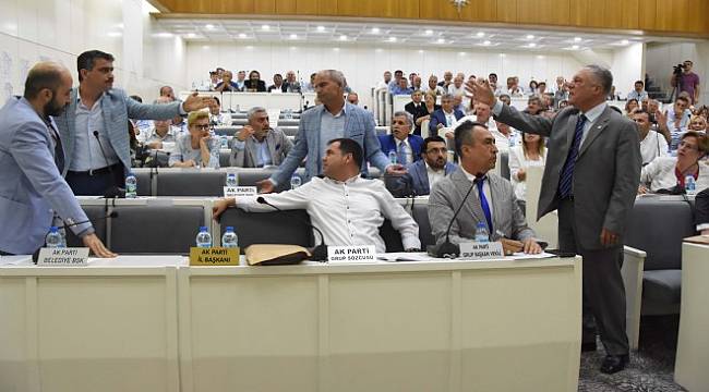 Büyükşehir’de gergin meclis… Kocaoğlu: Bizi sadece İzmirli değiştirir!