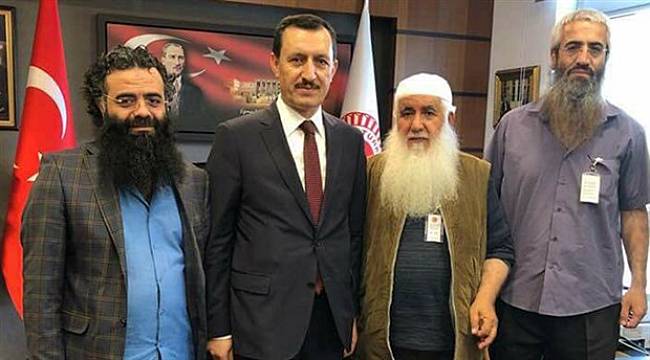 Demokrasiye inanmıyoruz ama oylarımız Erdoğan’a