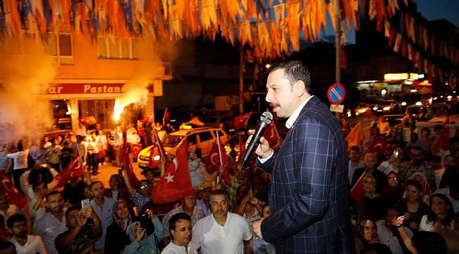Kaya: Tanklar birilerine yol açarken, o hainlere meydan okudu