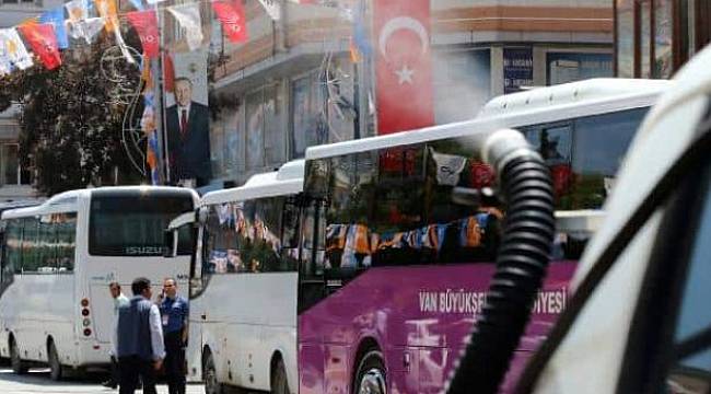 Kayyum vali, Erdoğan'ın geçeceği yollara gül suyu döktürdü