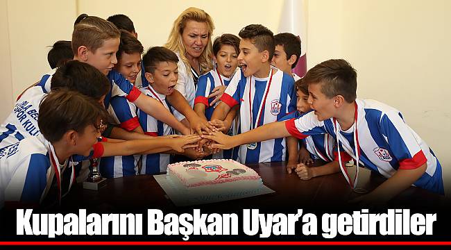Kupalarını Başkan Uyar’a getirdiler