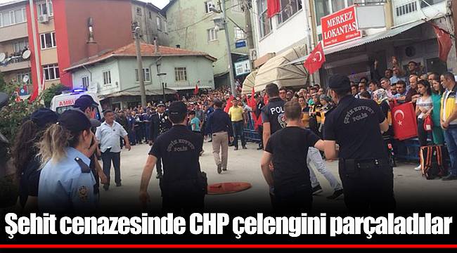 Şehit cenazesinde CHP çelengini parçaladılar