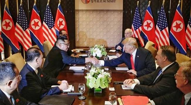Trump ve Kim tarihi zirvede el sıkıştı