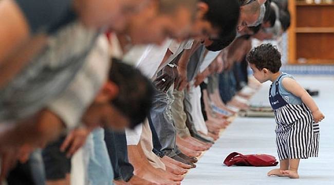 Yeni Şafak yazarı: Namaz kılınırken cep telefonundan gelen oynak bir hava, atmosferi ele geçiriyor!